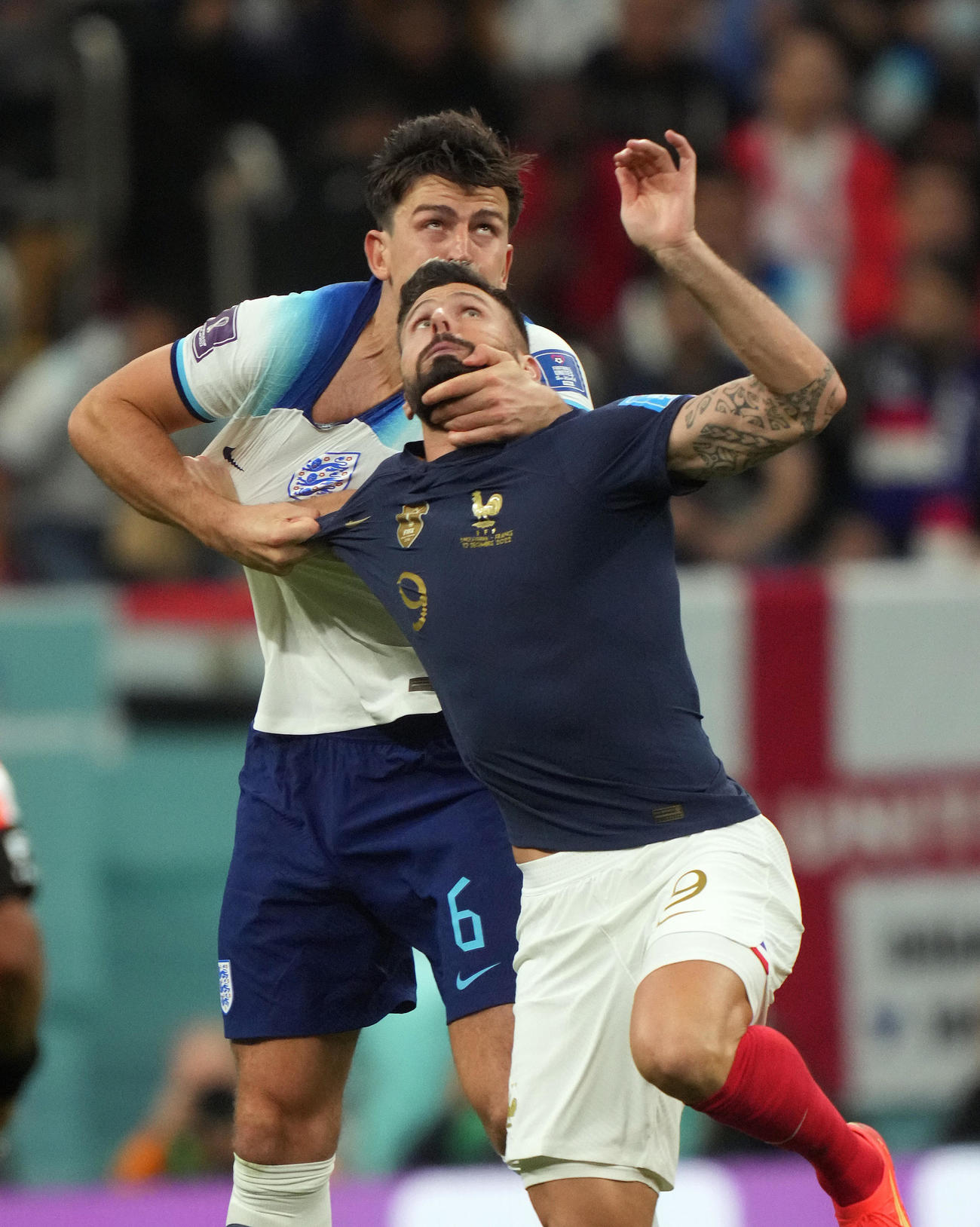 W杯でフランス・ジルー（右）と競り合うイングランド・マグワイア（22年12月10日、撮影・パオロ　ヌッチ）
