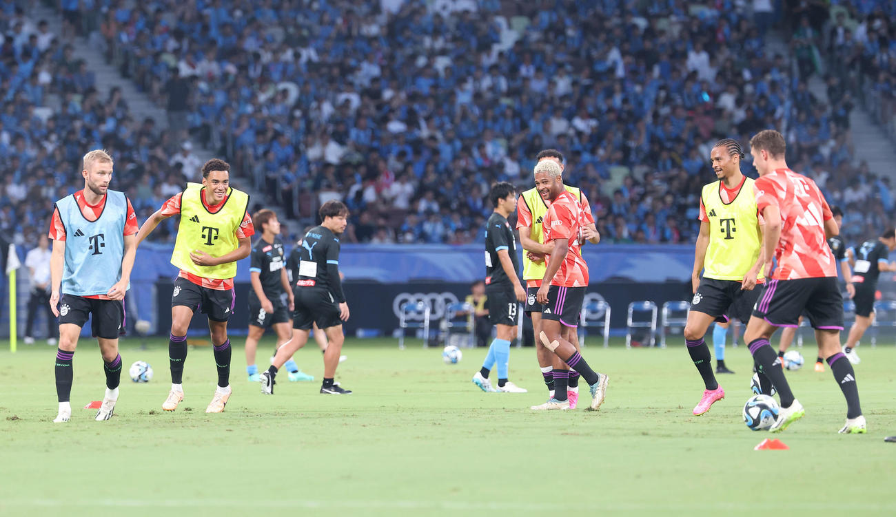 川崎F対バイエルン・ミュンヘン　試合前、練習するバイエルン・ミュンヘンの選手たち（撮影・河田真司）