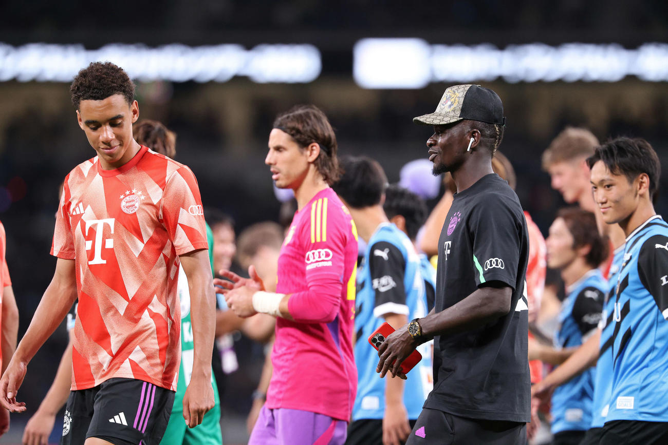 試合後、場内一周しながら引き揚げるバイエルン・ミュンヘンのマネ(手前右)（撮影・河田真司）