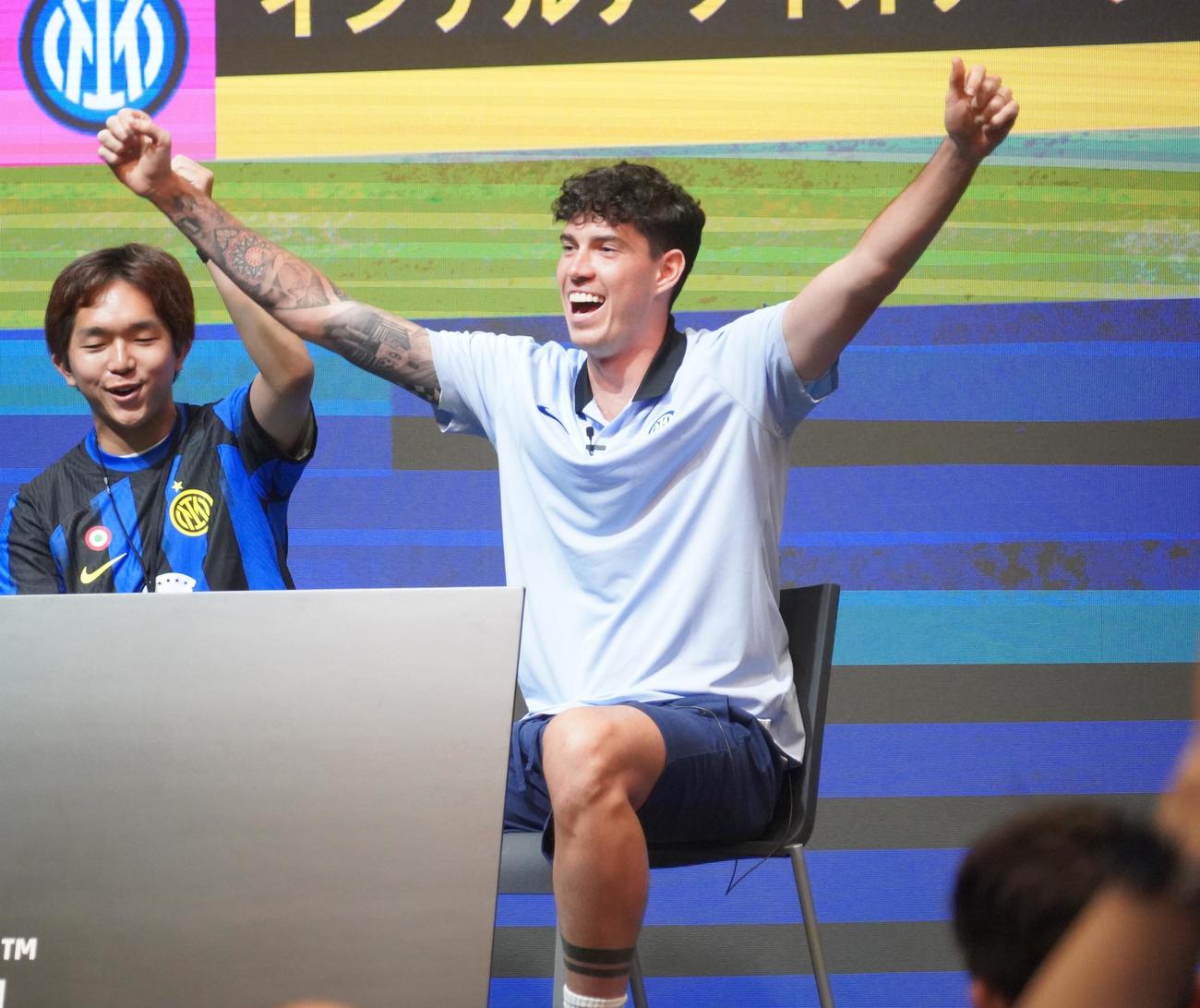 サッカーゲーム「eFootball」のイベントに出席したインテル・ミラノDFバストーニ（右）（撮影・佐藤成）