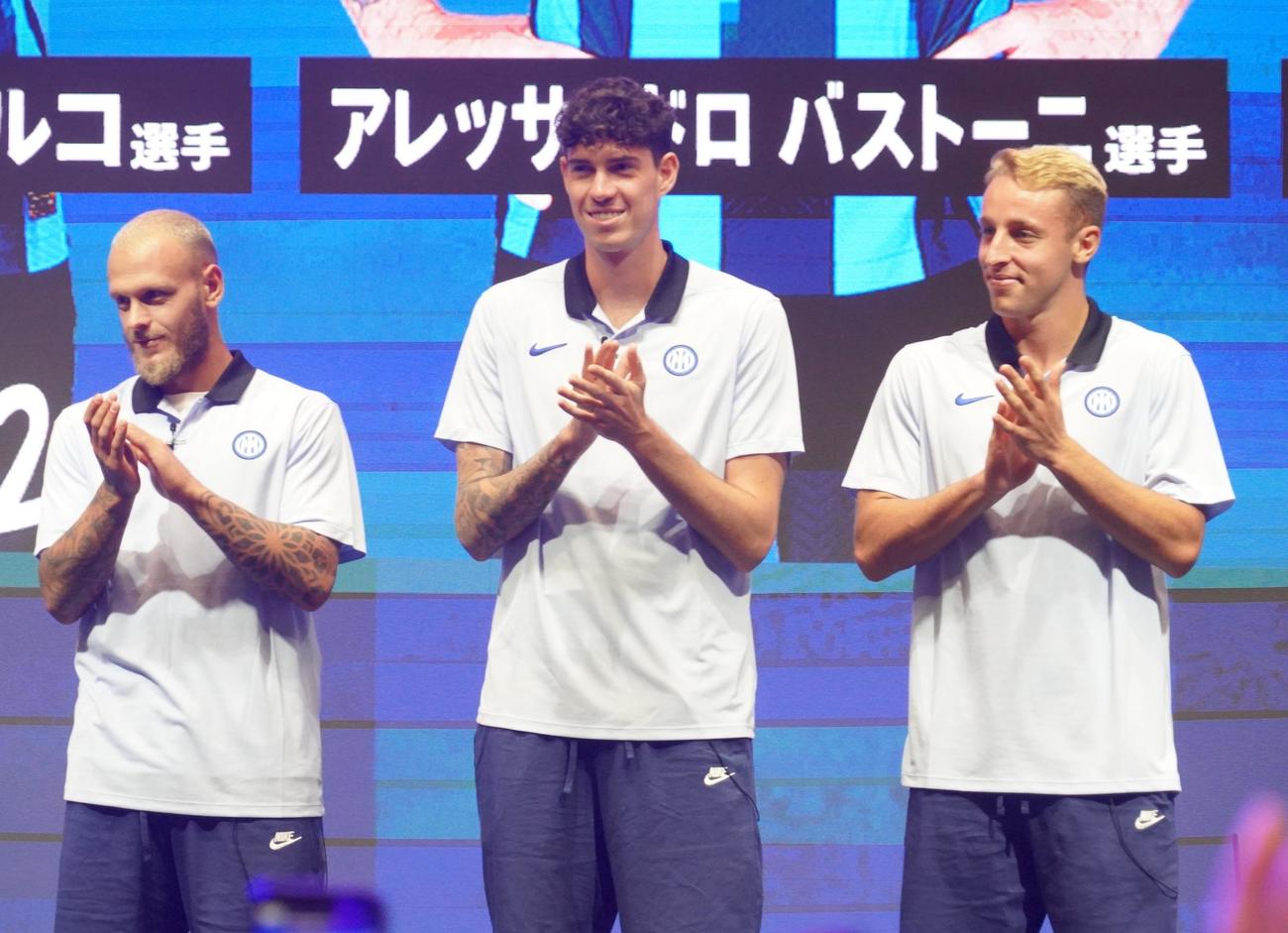 サッカーゲーム「eFootball」のイベントに出席した、左からインテル・ミラノDFディマルコ、バストーニ、フラッテージ（撮影・佐藤成）
