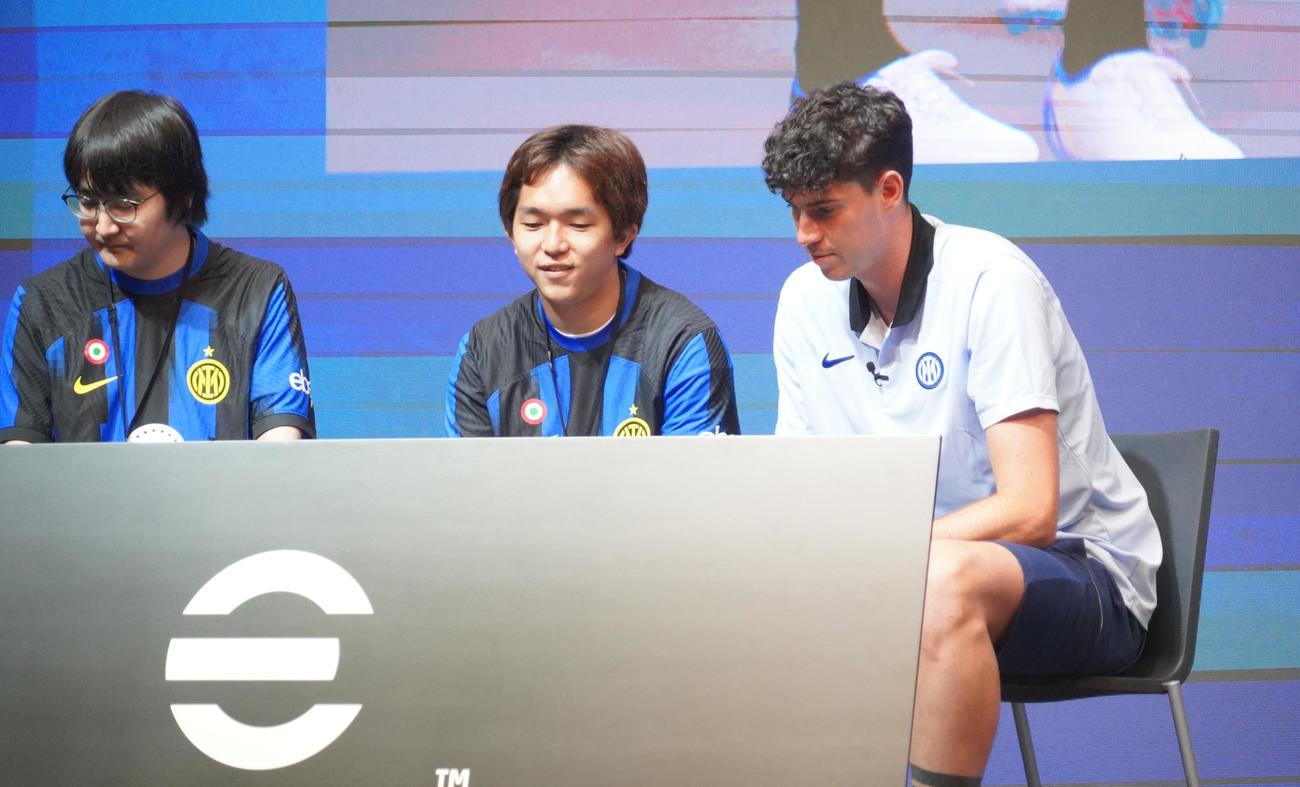 サッカーゲーム「eFootball」でファンとゲームをプレーするインテル・ミラノDFバストーニ（右）（撮影・佐藤成）