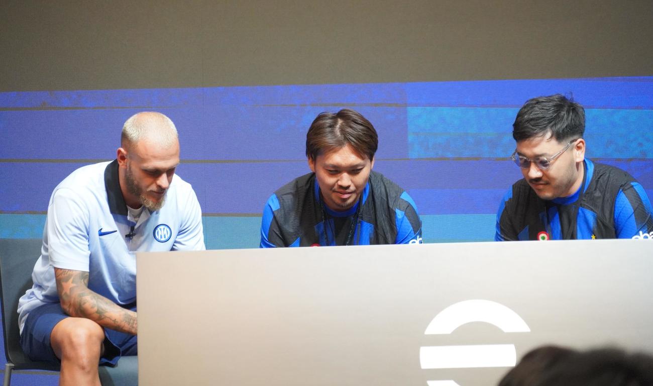 サッカーゲーム「eFootball」のイベントでファンとゲームをプレーするインテル・ミラノDFディマルコ（左）（撮影・佐藤成）