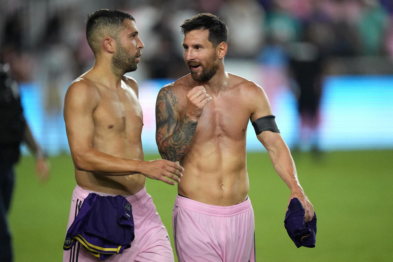 試合後、チームメートと話し合うメッシ (右、ロイター) 