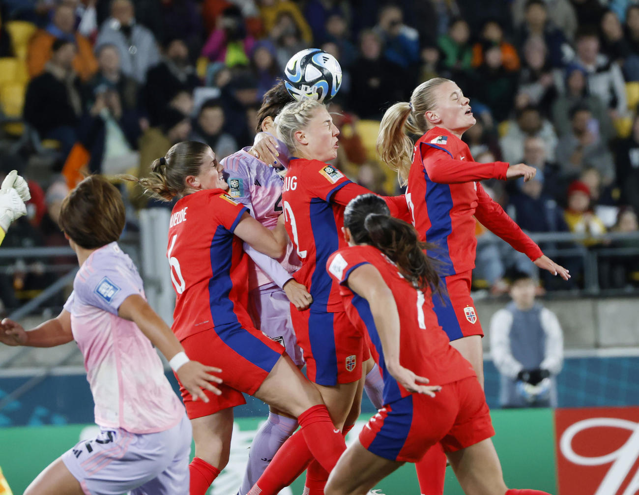 日本対ノルウェー　前半、ゴール前の空中戦で競り合う両チームの選手たち（撮影・PNP）