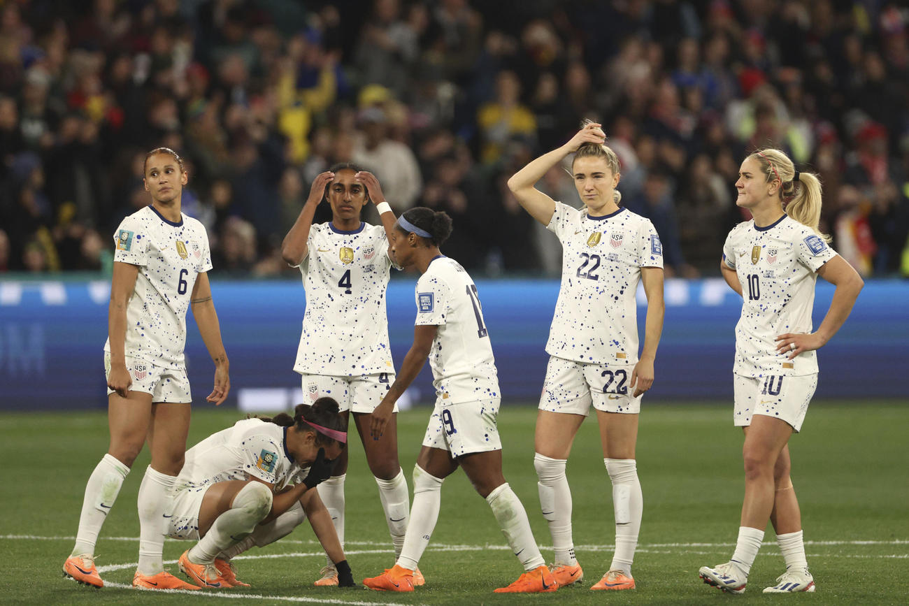 敗退して愕然とする米国代表の選手たち(AP)