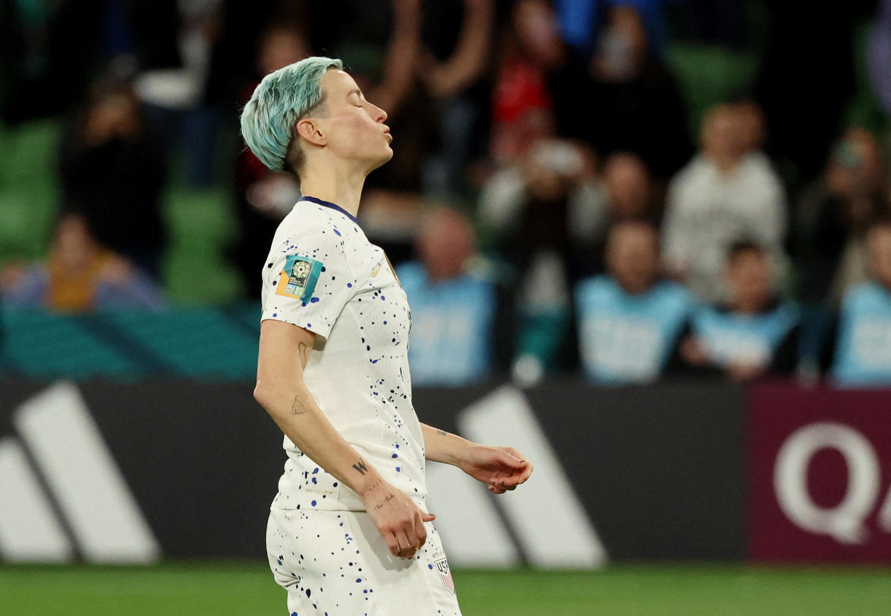スウェーデン対米国　PK戦でPKを失敗しうなだれる米国ミーガン・ラピノー（ロイター）