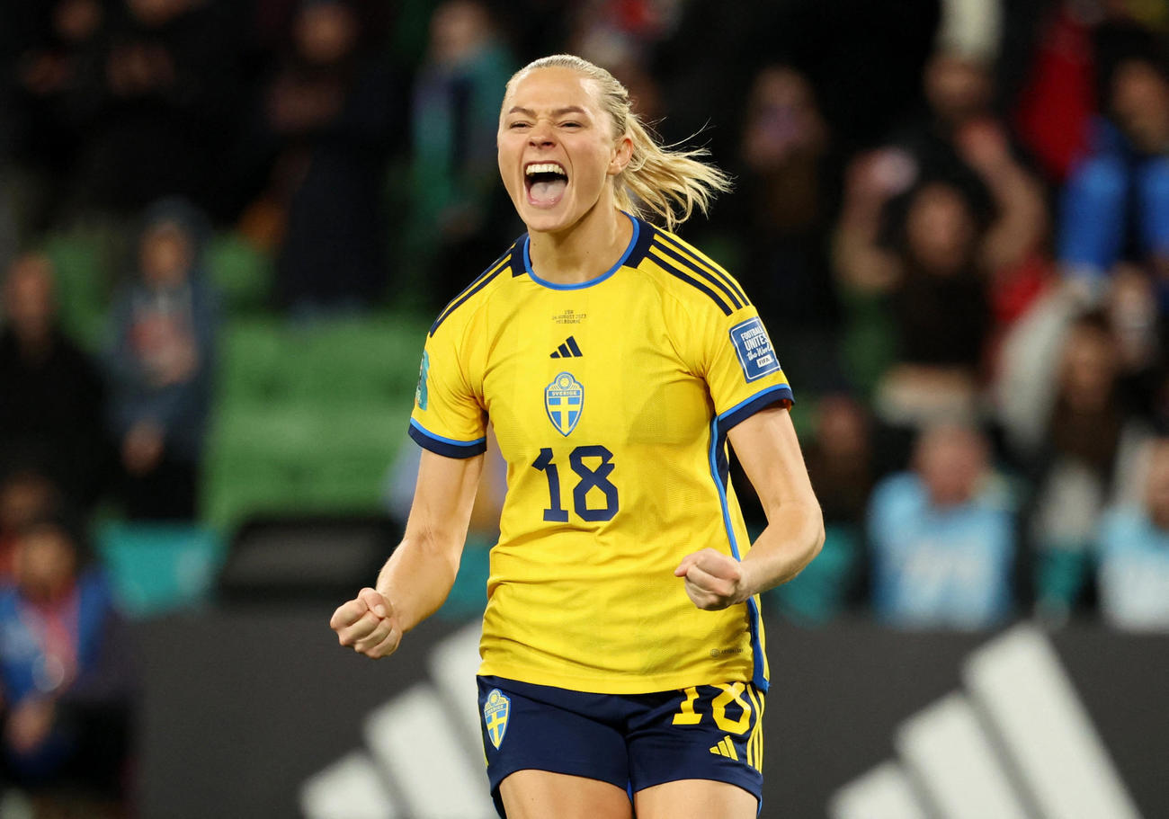 スウェーデン対米国　PK戦でPKを決めて喜ぶスウェーデン代表フリドリナ・ロルフォ（ロイター）