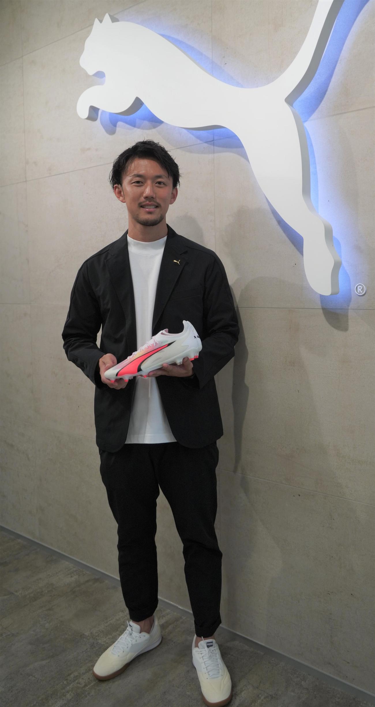 三笘薫のスパイク担当者を長く務めたプーマの合志卓也さん（撮影・佐藤成）