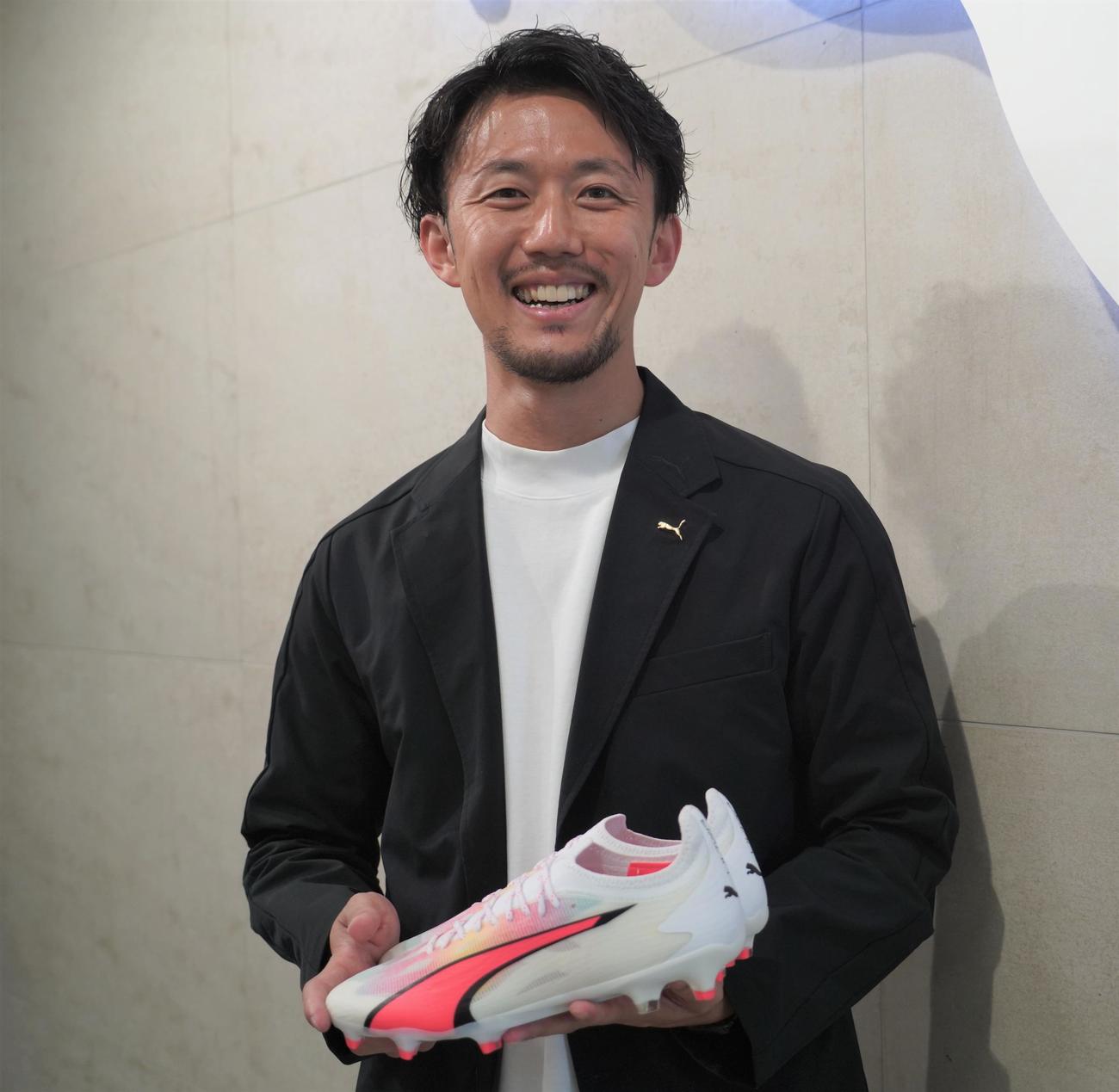 三笘薫のスパイク担当者を長く務めたプーマの合志卓也さん（撮影・佐藤成）