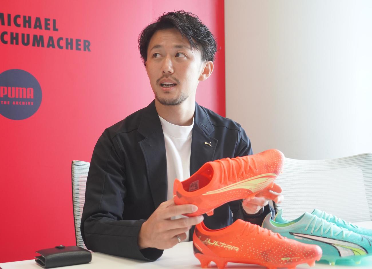 三笘薫のスパイク担当者を長く務めたプーマの合志卓也さん（撮影・佐藤成）