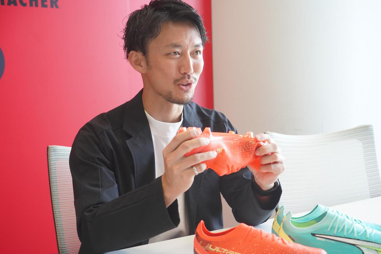 三笘薫のスパイク担当者を長く務めたプーマの合志卓也さん（撮影・佐藤成）