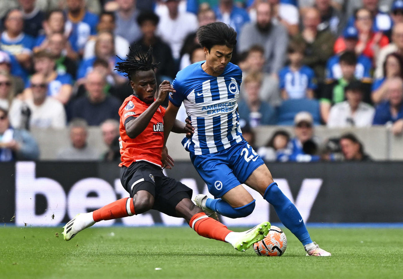 ルートン・タウン戦の前半、ドリブル突破を図るブライトン三笘（ロイター）