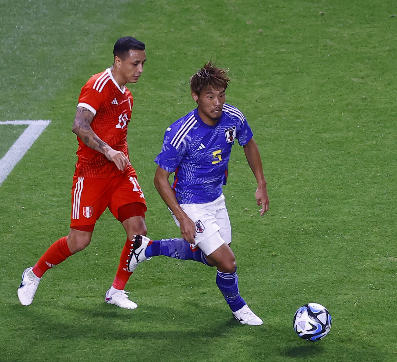 23年6月20日、日本対ペルー　ボールをキープする日本代表・守田（右）