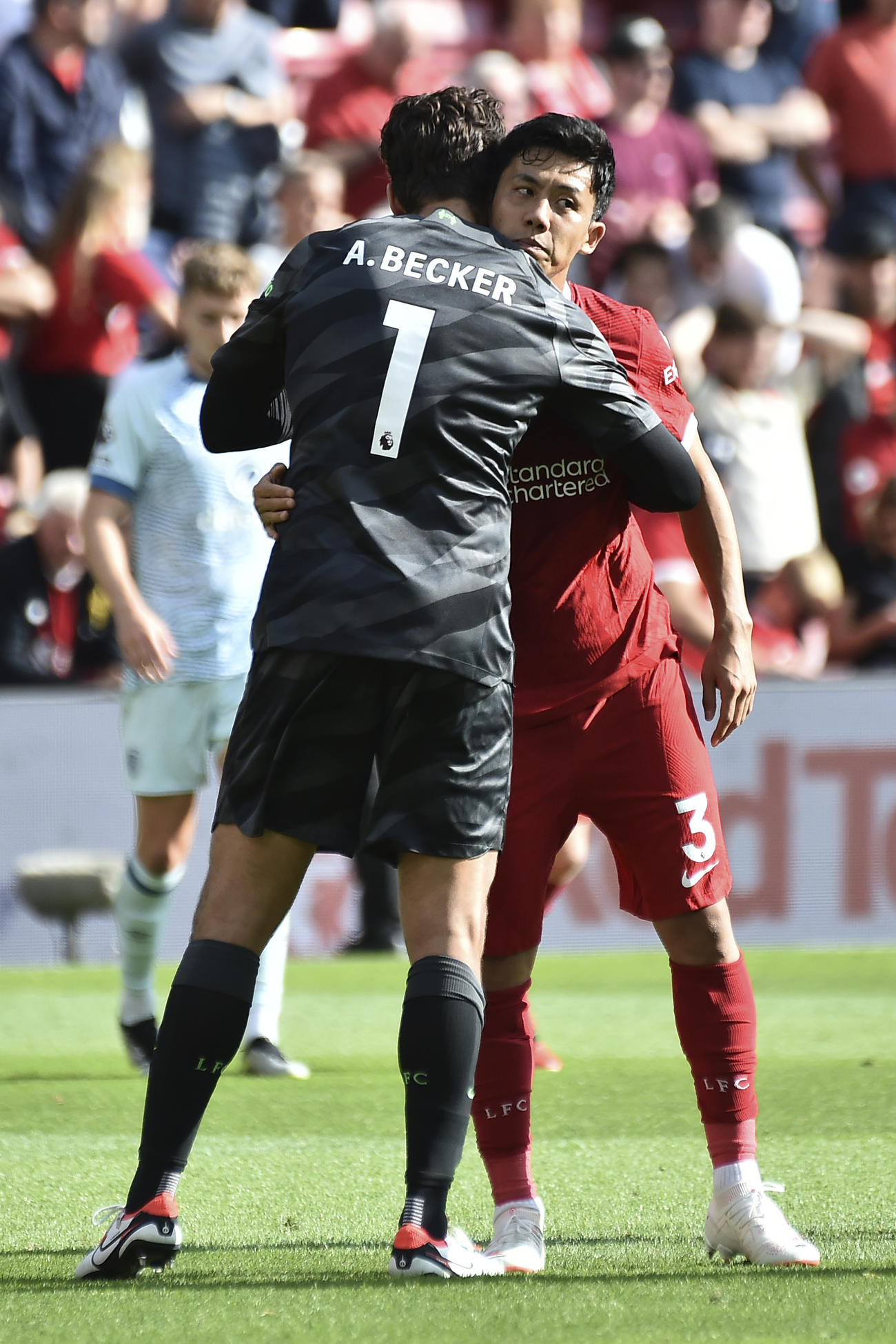 勝利してお互いを祝福するリバプールGKアリソン（左）と遠藤航（AP）