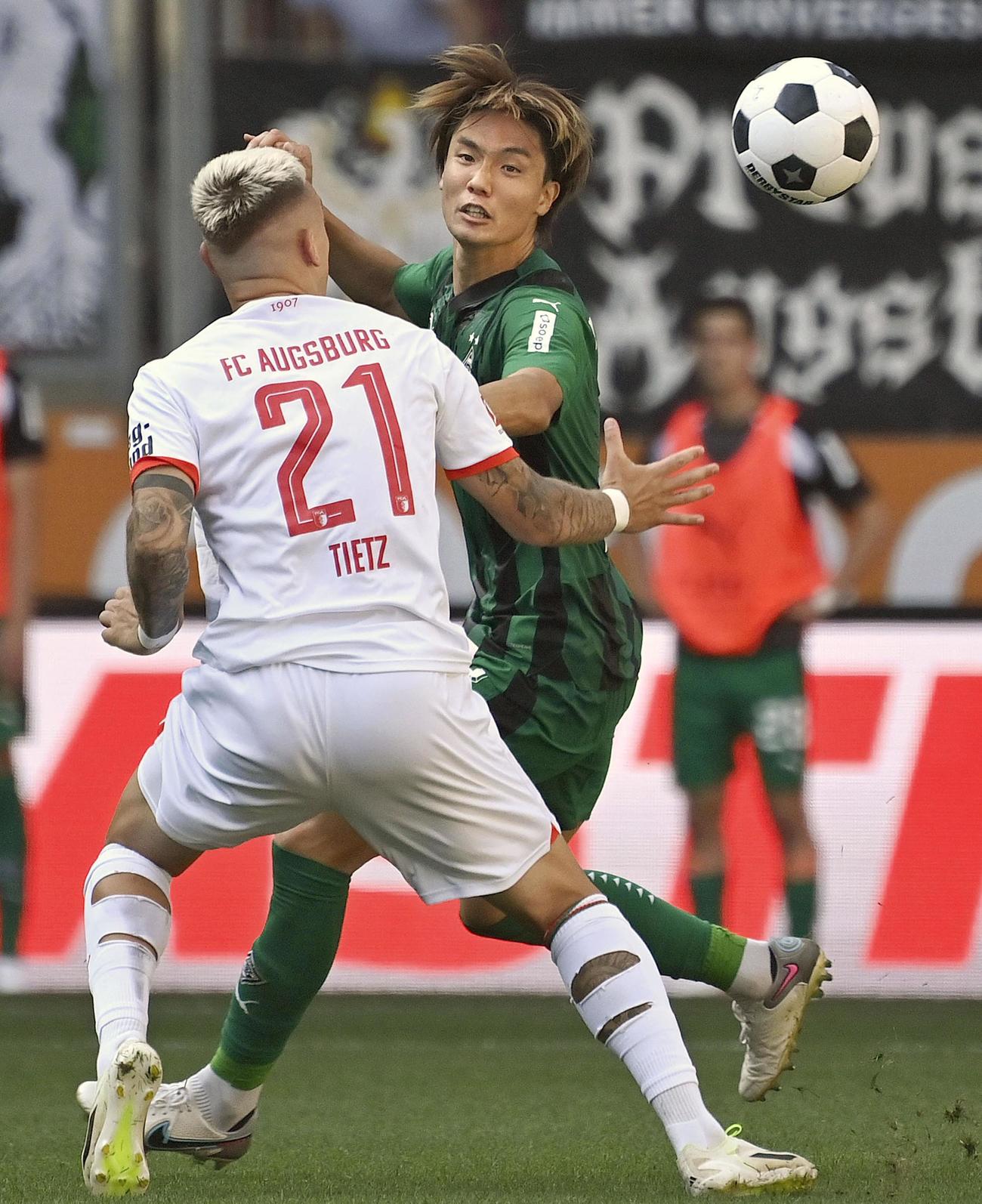 アウクスブルク戦の後半、競り合うボルシアMGの板倉（手前右＝共同）