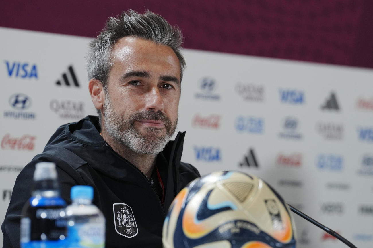 女子W杯　記者会見に臨むスペイン代表のホルヘ・ビルダ監督（AP）