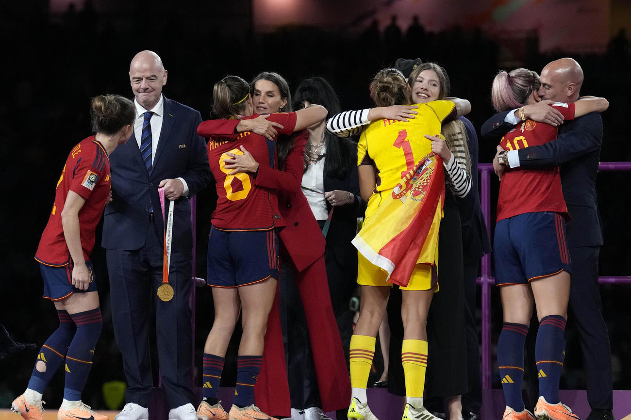 スペイン代表選手と抱き合うスペインサッカー連盟のルビアレス会長（右）（AP）