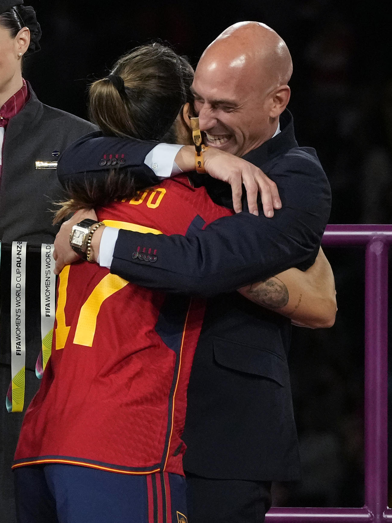 スペイン代表のレドンドを抱き締めるスペインサッカー連盟のルビアレス会長（AP）