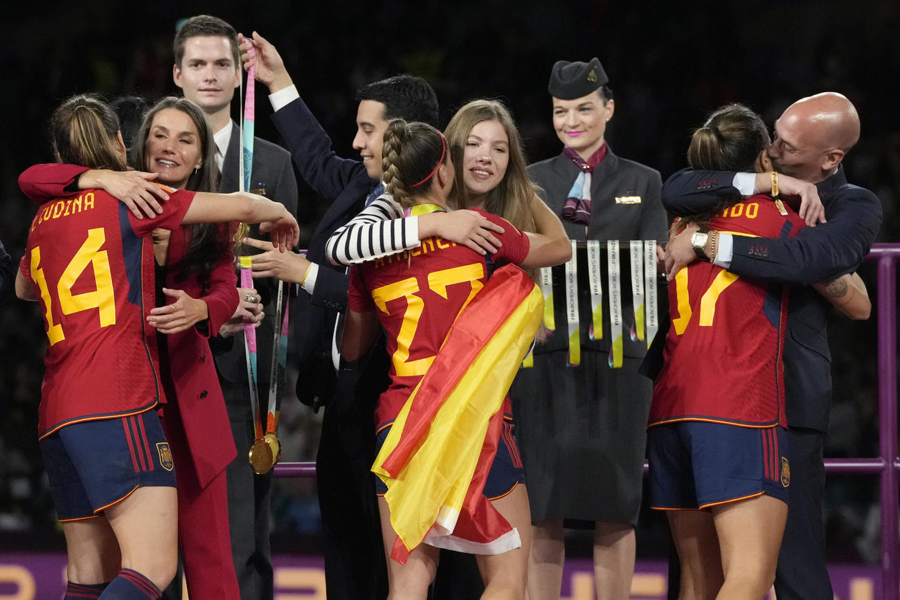 スペイン代表のレドンドを抱き締めるスペインサッカー連盟のルビアレス会長（右）（AP）