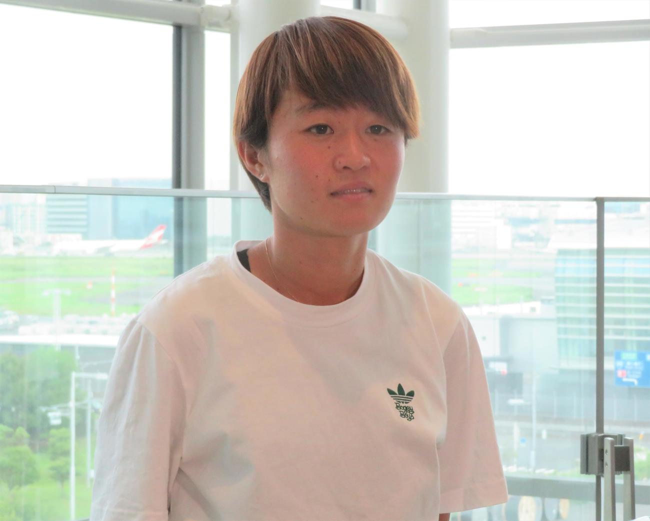 海外移籍に向けて出国する前に取材に応じる宮沢ひなた（撮影・佐藤成）