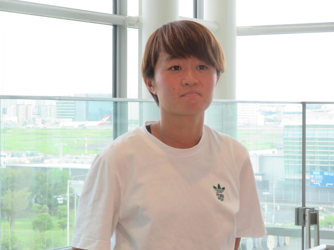 海外移籍に向けて出国する前に取材に応じる宮沢ひなた（撮影・佐藤成）