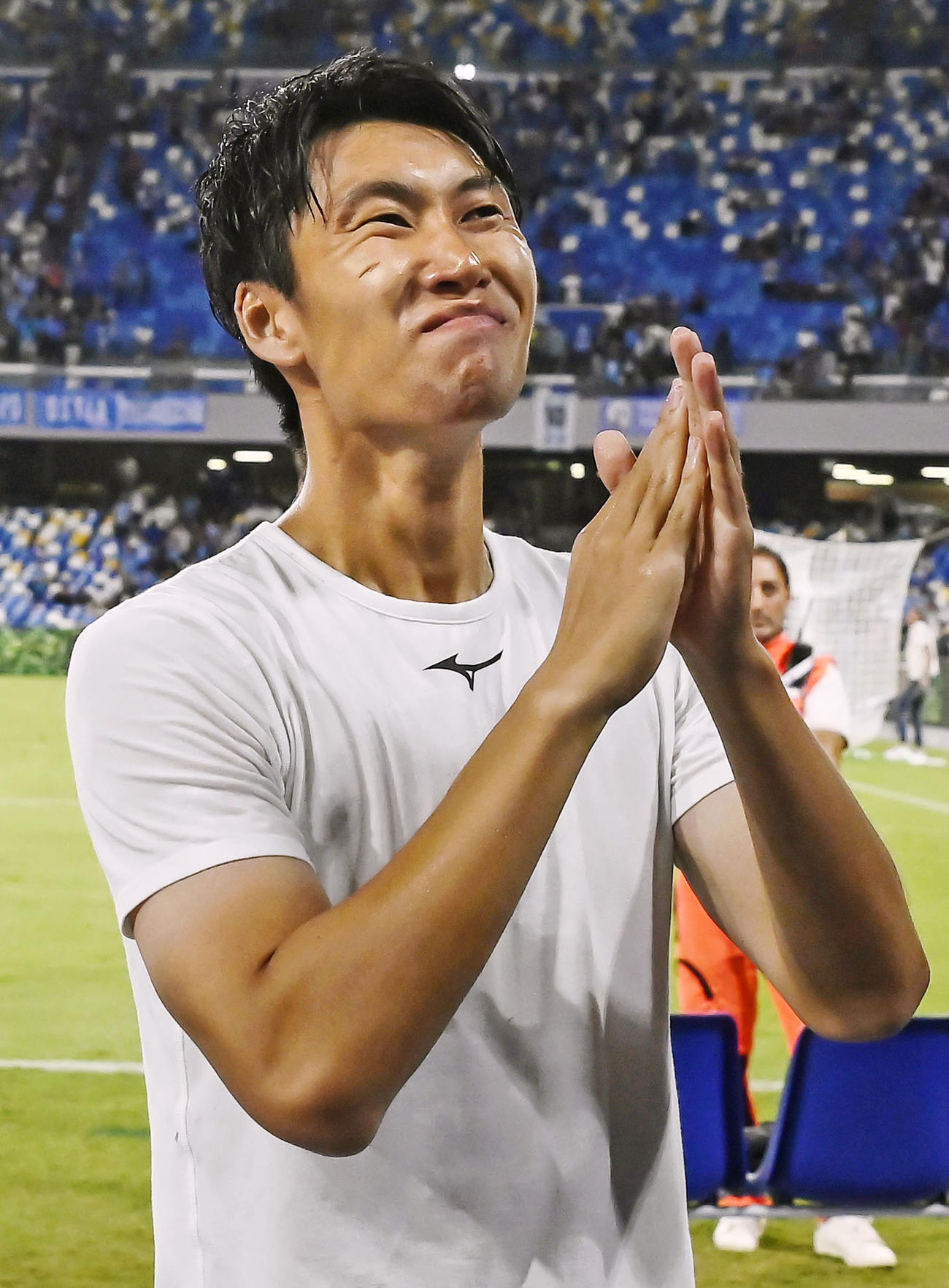 ナポリに勝利し、サポーターの声援に応えるラツィオの鎌田（共同）
