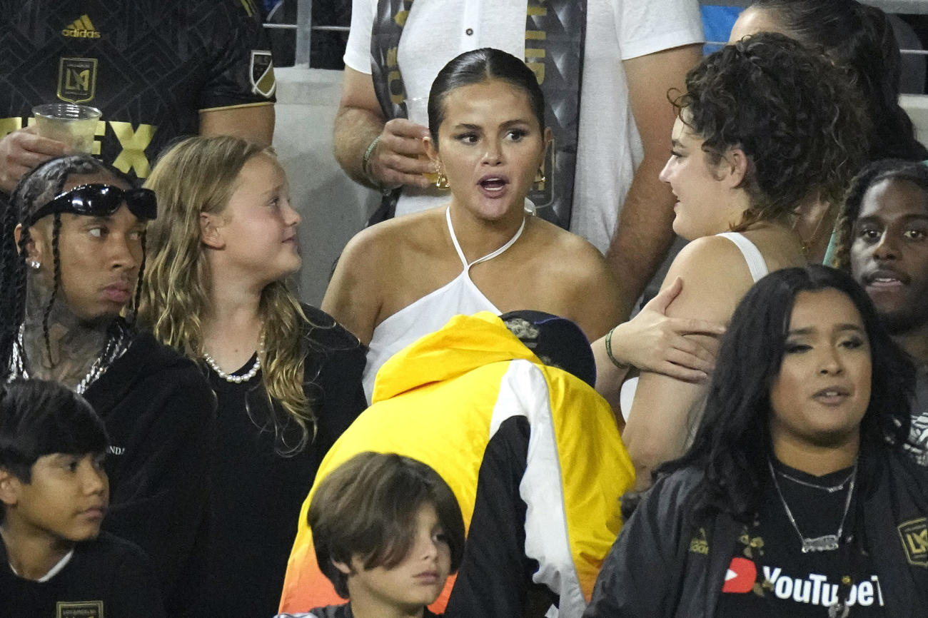 ロサンゼルスFCとインテル・マイアミの試合を観戦する女優セレーナ・ゴメスとラッパーのタイガ（AP）