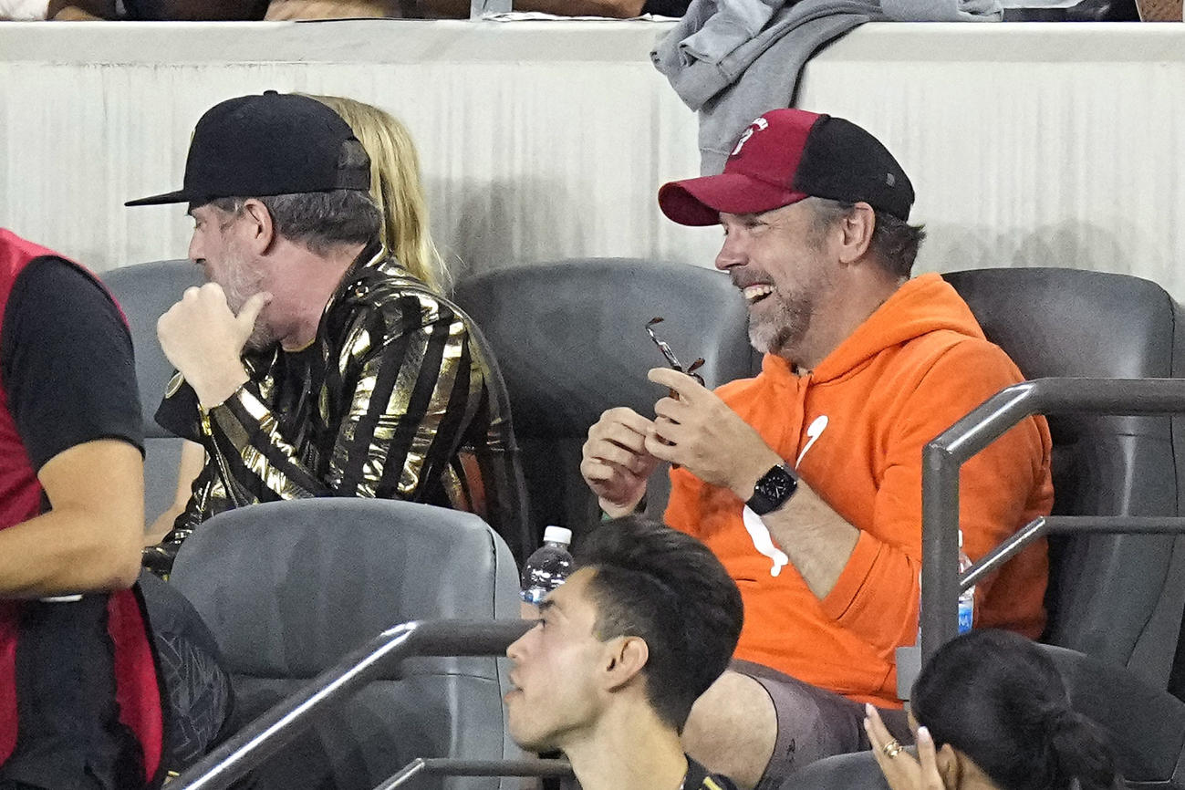 ロサンゼルスFCとインテル・マイアミの試合を観戦する俳優のブレンダン・ハントと、一緒に座る俳優のジェイソン・サダイキス（AP）