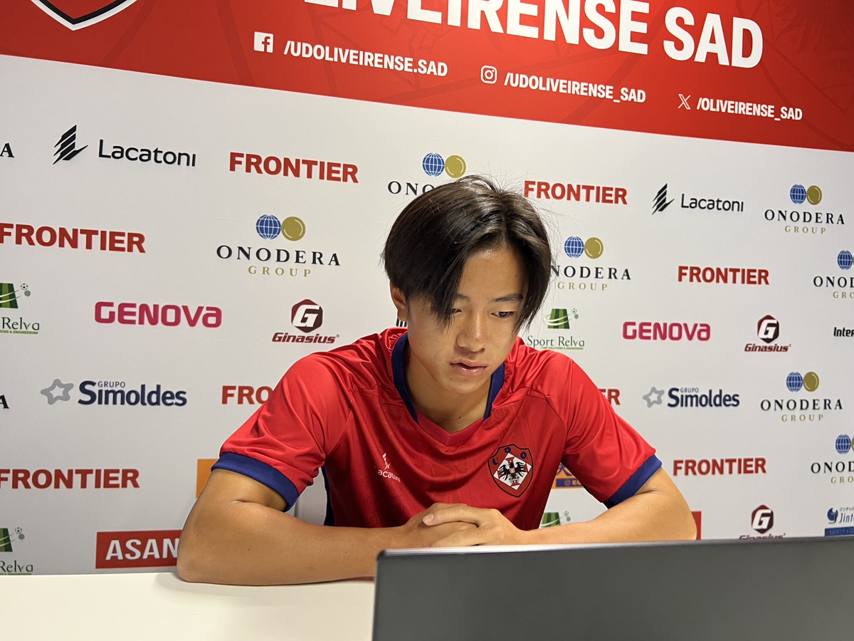 オリベイレンセのオンラインでの加入会見を行った永田滉太朗（C）UD Oliveirense SAD