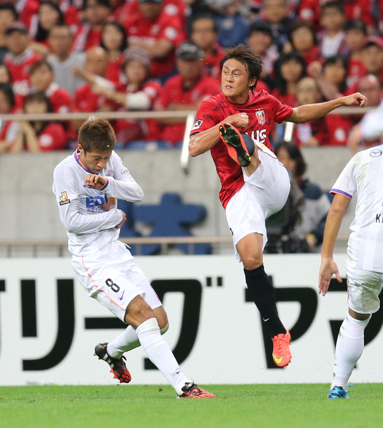 2014年ナビスコ杯・決勝トーナメント　準々決勝・第2戦　浦和対広島　競り合う浦和李忠成（2014年9月7日撮影）