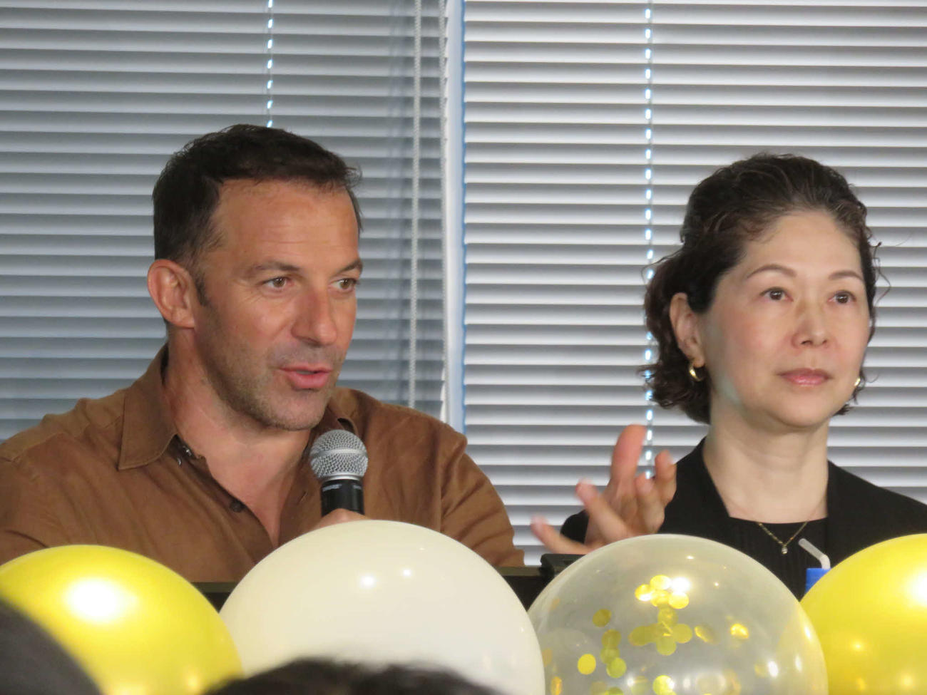 『プロサッカークラブをつくろう!ロード・トゥ・ワールド』ファンイベント「Owners' Fest. 2023 Autumn with　デルピエロ」に参加した元イタリア代表のレジェンド、デルピエロ氏（左）