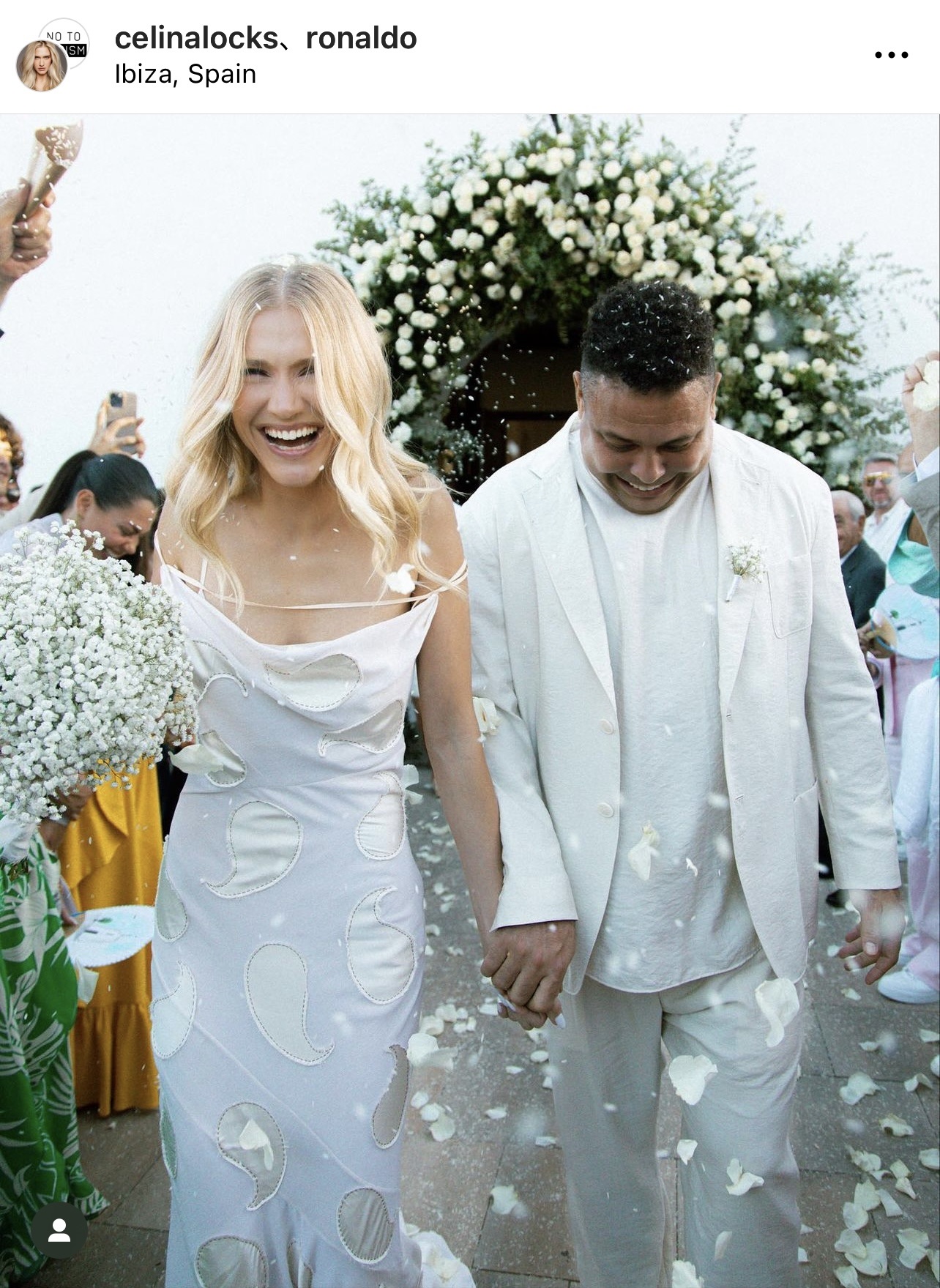 スペイン・イビサ島の教会でセリーナ・ロックスさんと結婚式を挙げたロナウド（ロナウドのインスタグラムから）