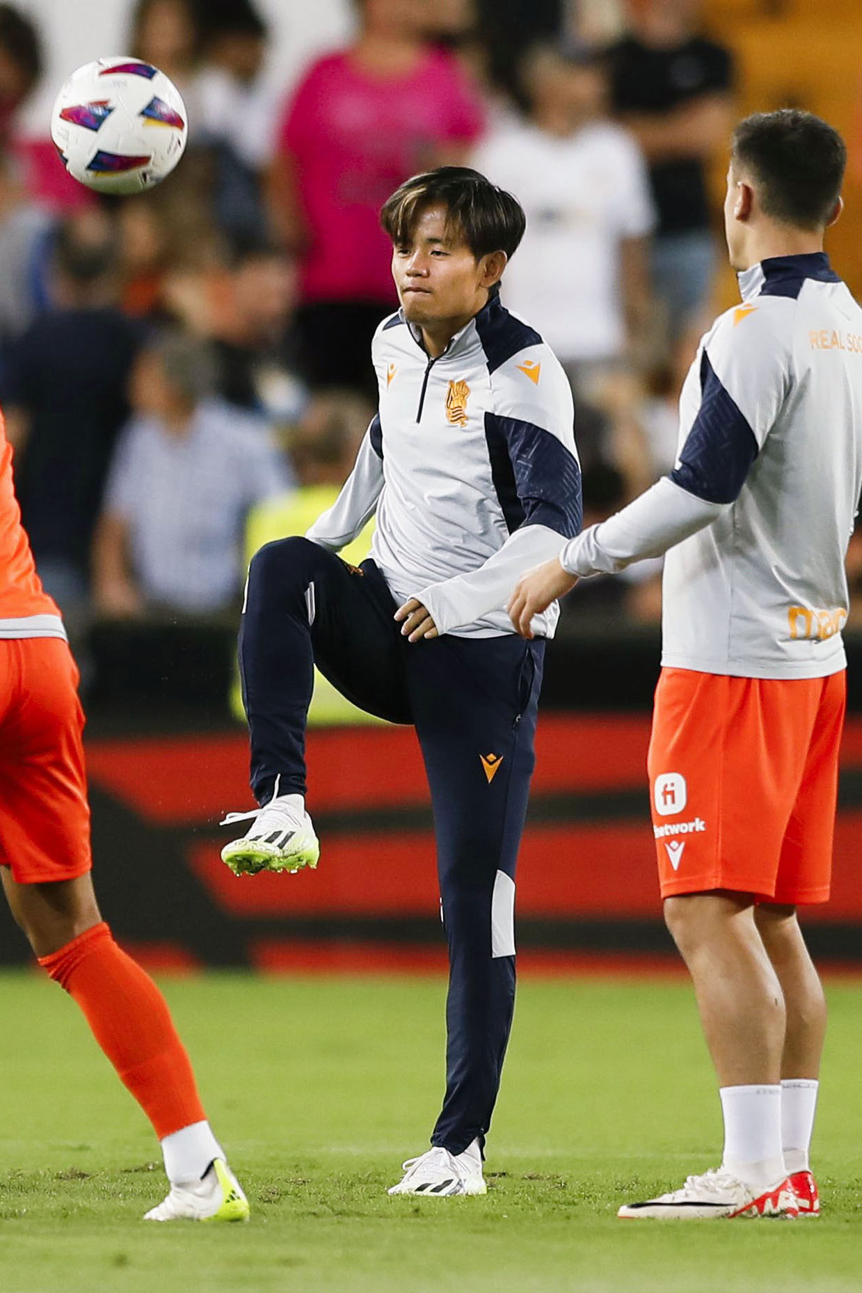 バレンシア戦の試合前、ウオーミングアップするレアル・ソシエダードの久保（共同）