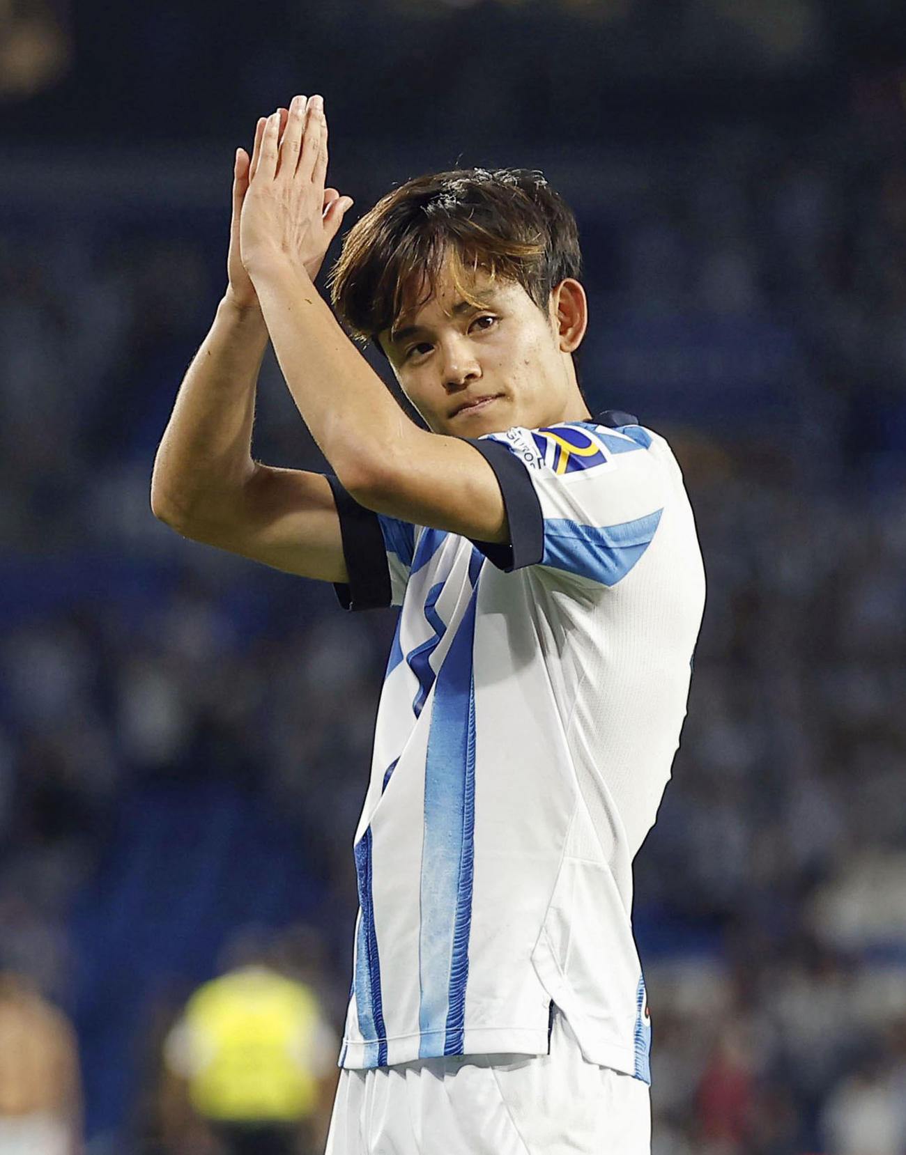 ビルバオ戦で勝利し、サポーターの声援に応えるレアル・ソシエダードの久保＝サンセバスチャン（共同）