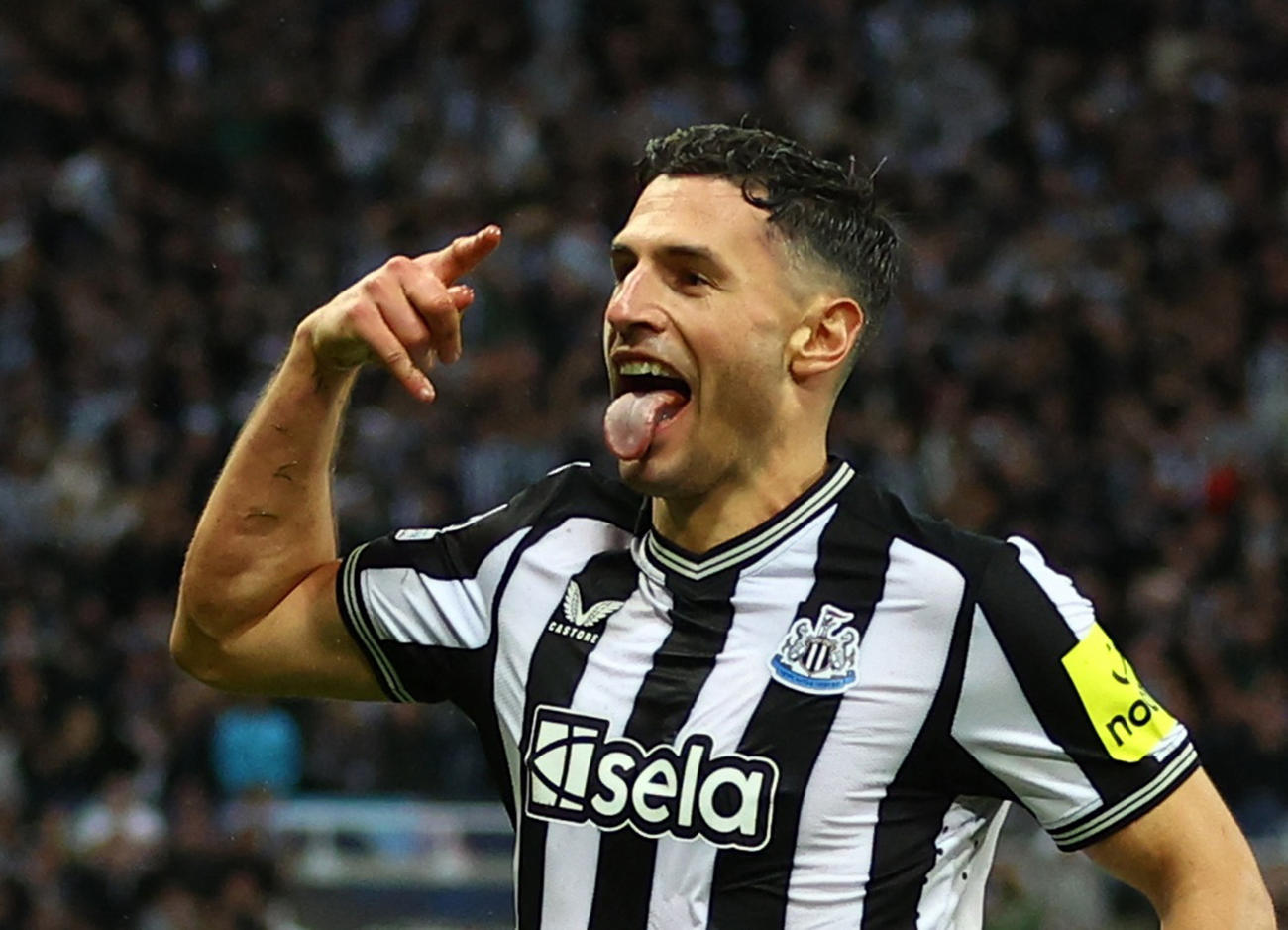 4点目のゴールを決めて喜ぶファビアン・シャール（ロイター）