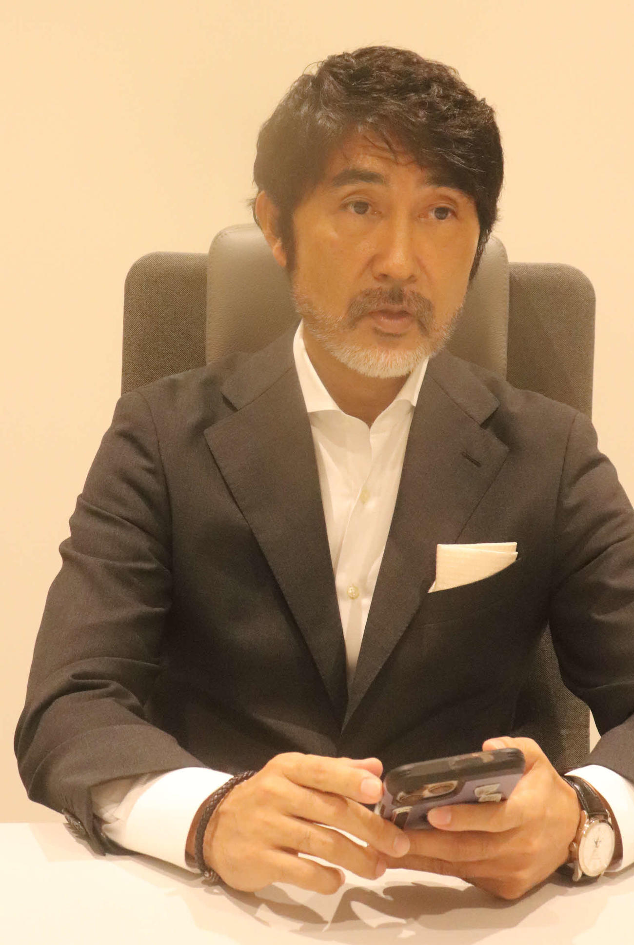 著書「代理人は眠らない」を発表し取材に応じた遠藤貴氏