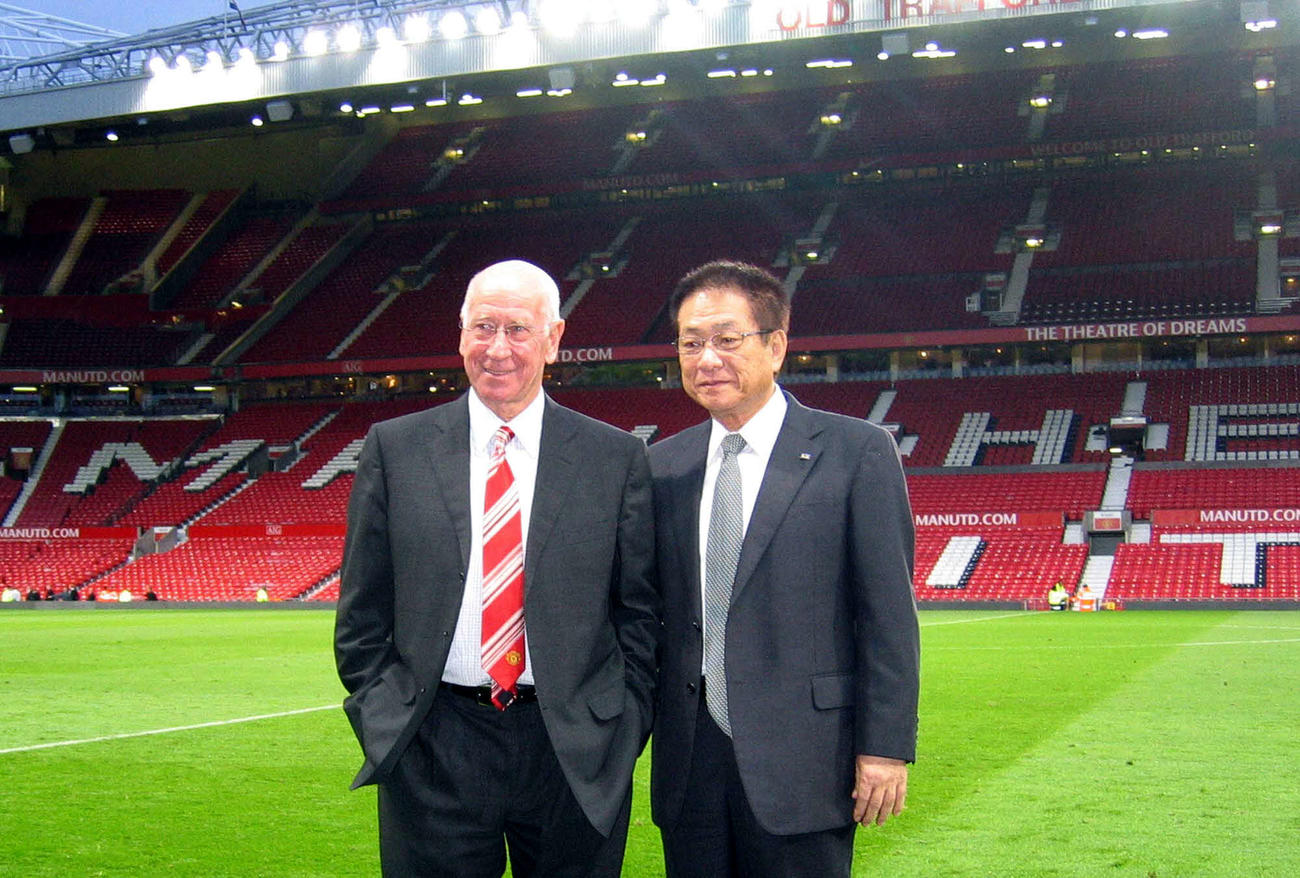 09年8月、日本サッカー協会会長の犬飼基昭氏（右）と写真に納まるボビー・チャールトンさん