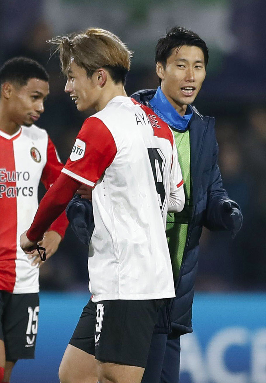 試合後、タッチを交わすフェイエノールトの上田（手前）とラツィオの鎌田（共同）