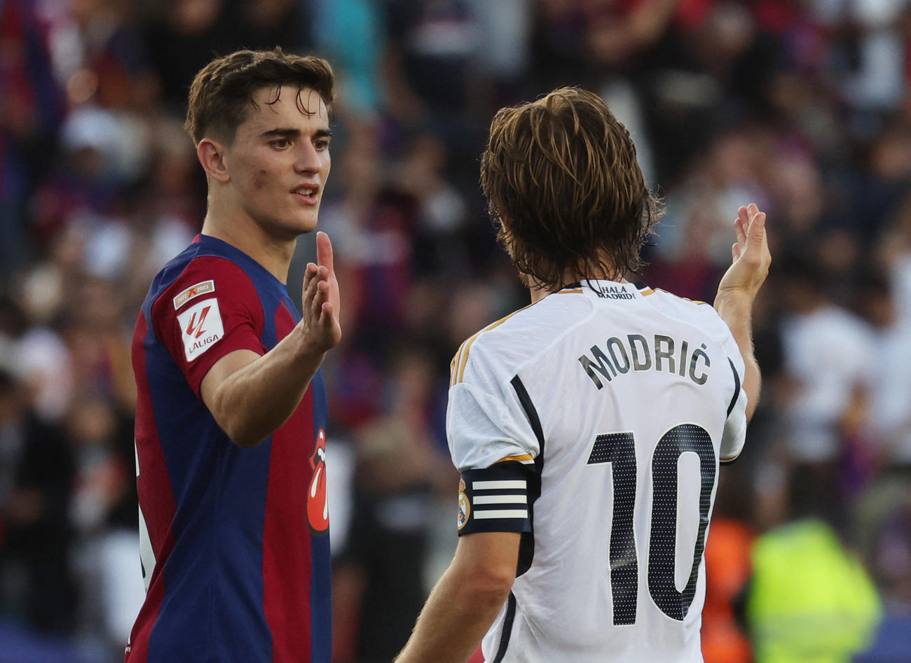 バルセロナ－レアル・マドリード　試合後、健闘をたたえ合うバルセロナ・ガビ（左）とレアル・マドリードのモドリッチ（ロイター）