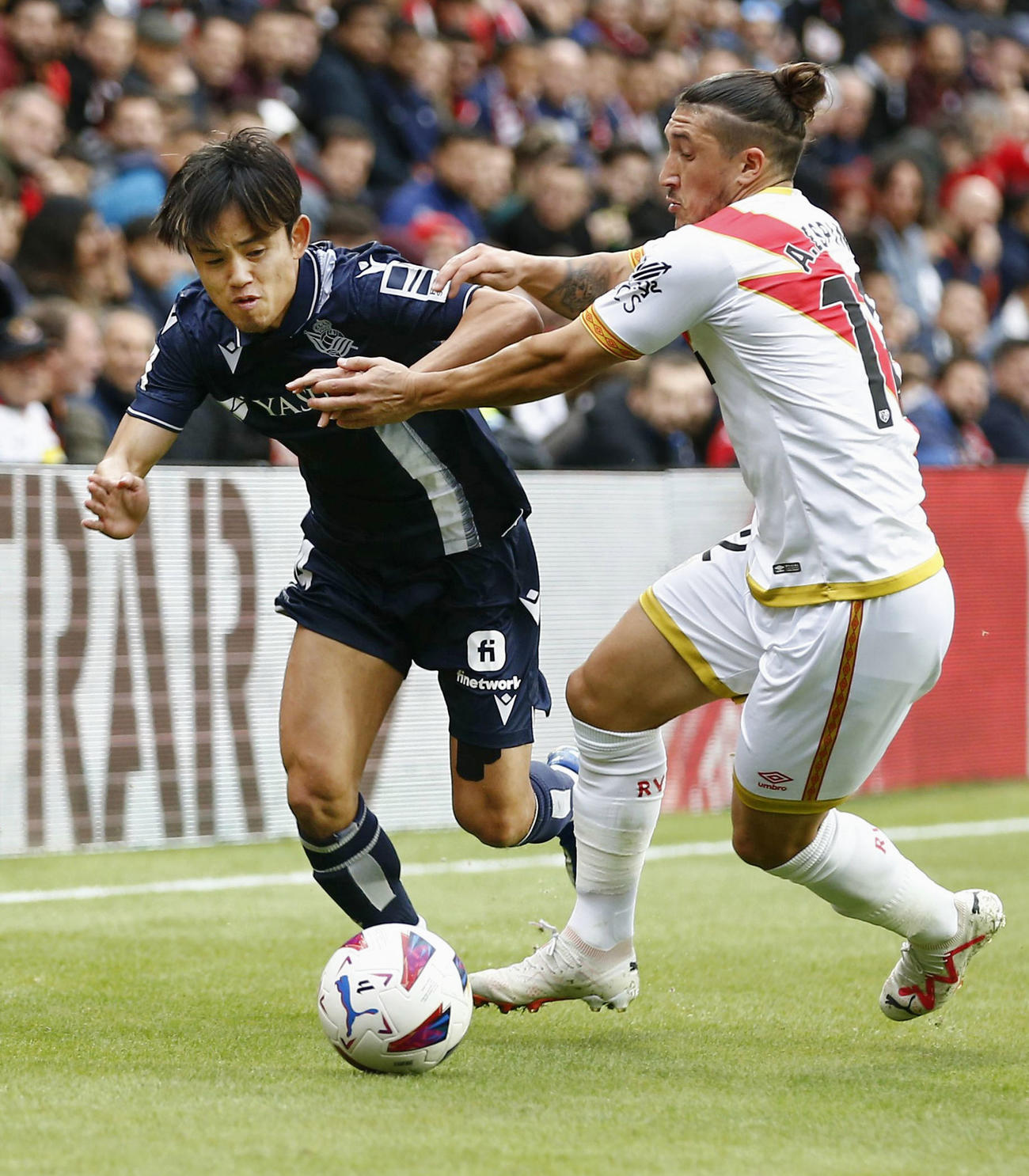 前半、競り合うレアル・ソシエダードの久保（左）（共同）