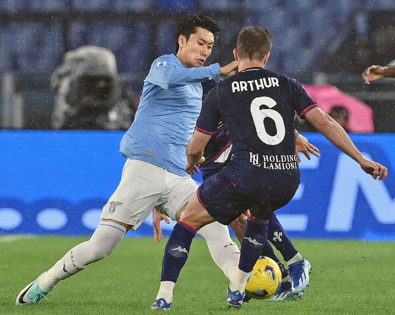 フィオレンティナ戦の後半、競り合うラツィオの鎌田（左）（共同）