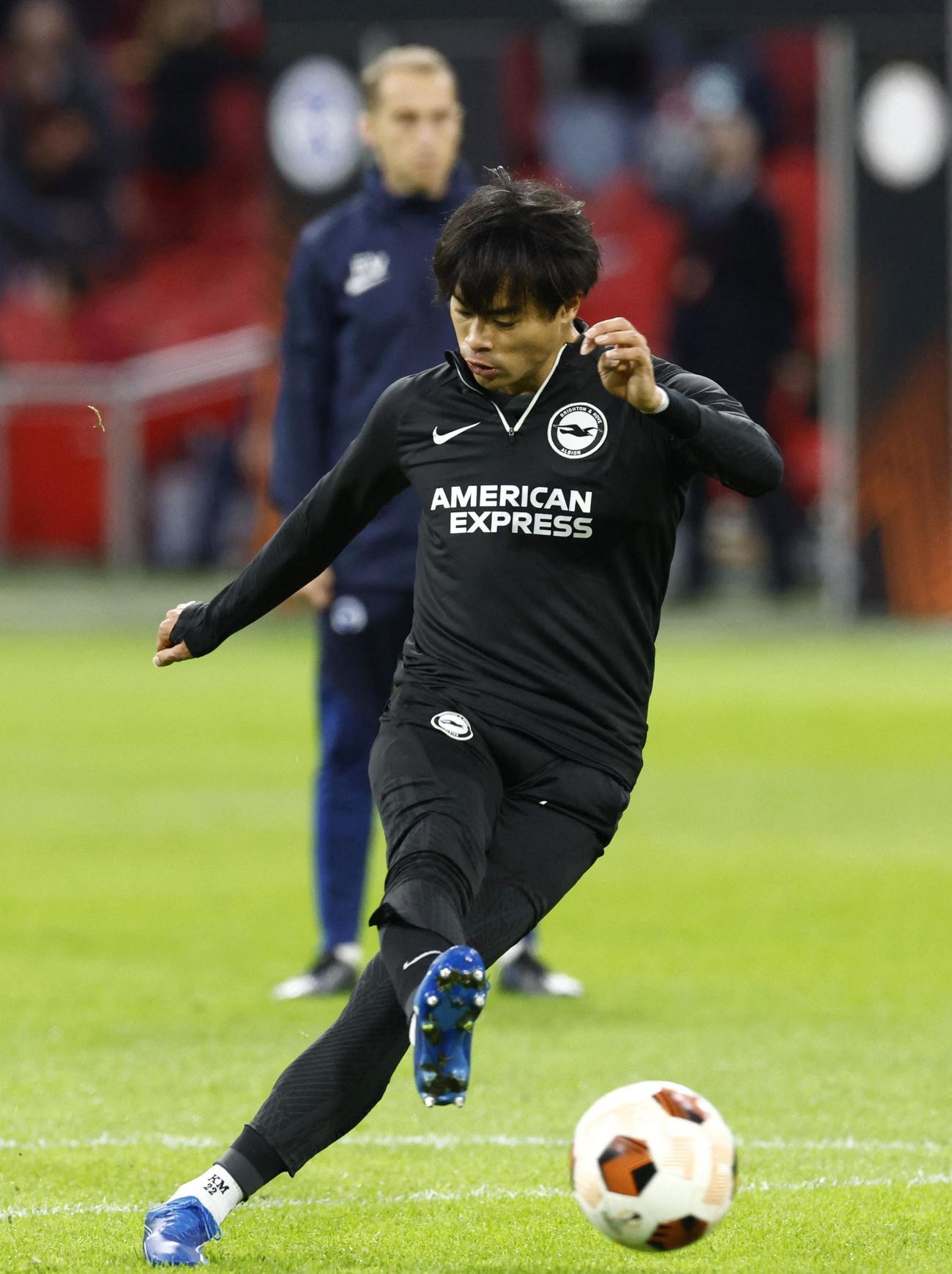 試合前に練習するブライトン三笘薫（ロイター）