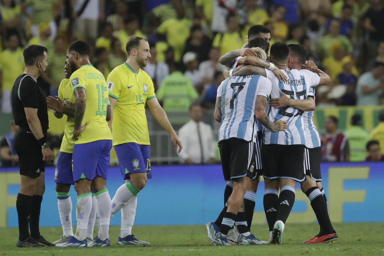 試合後、明暗くっきりなアルゼンチンとブラジルの選手(AP)