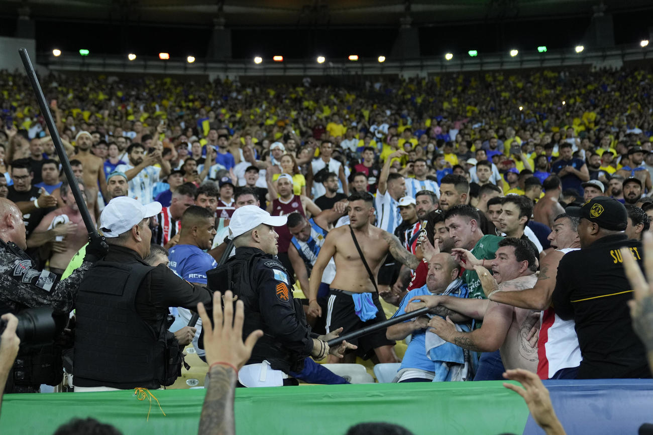 試合前に勃発したブラジルファンとアルゼンチンファンの間の喧嘩を止めようとする警官(AP)