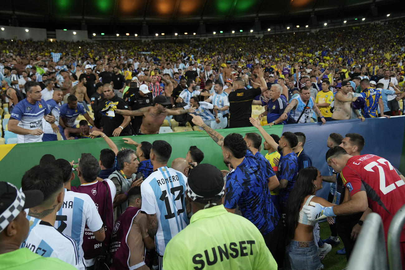 試合前、スタンドでブラジル人とアルゼンチン人のファンの間で乱闘が起き、観客を落ち着かせようとする、マルティネス（右）らアルゼンチンの選手たち（AP）
