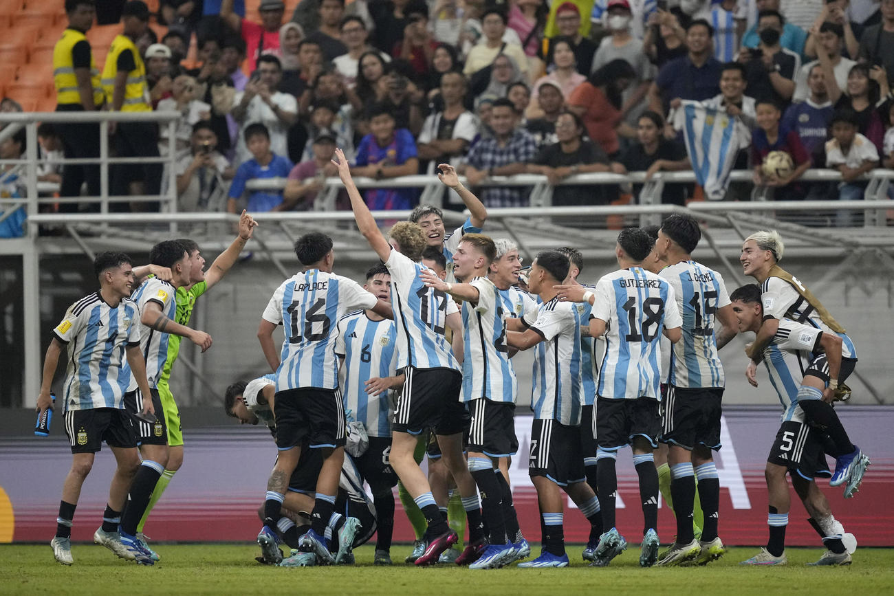 U－17W杯　ブラジルに完勝し、4強進出を決めて喜ぶアルゼンチンの選手たち（AP）