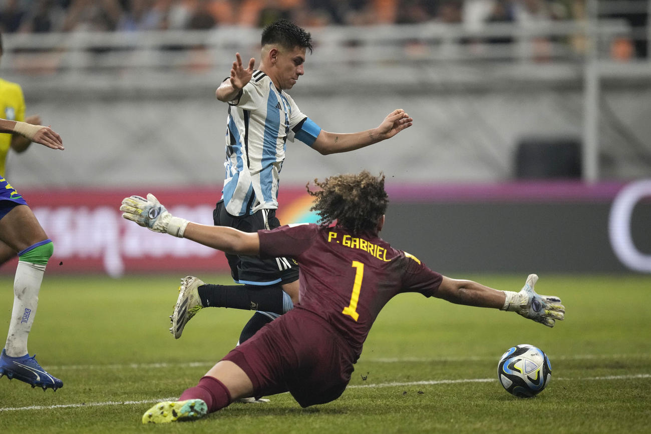 U－17W杯　相手GKをかわしてゴールを狙うアルゼンチンのエチェベリ（AP）