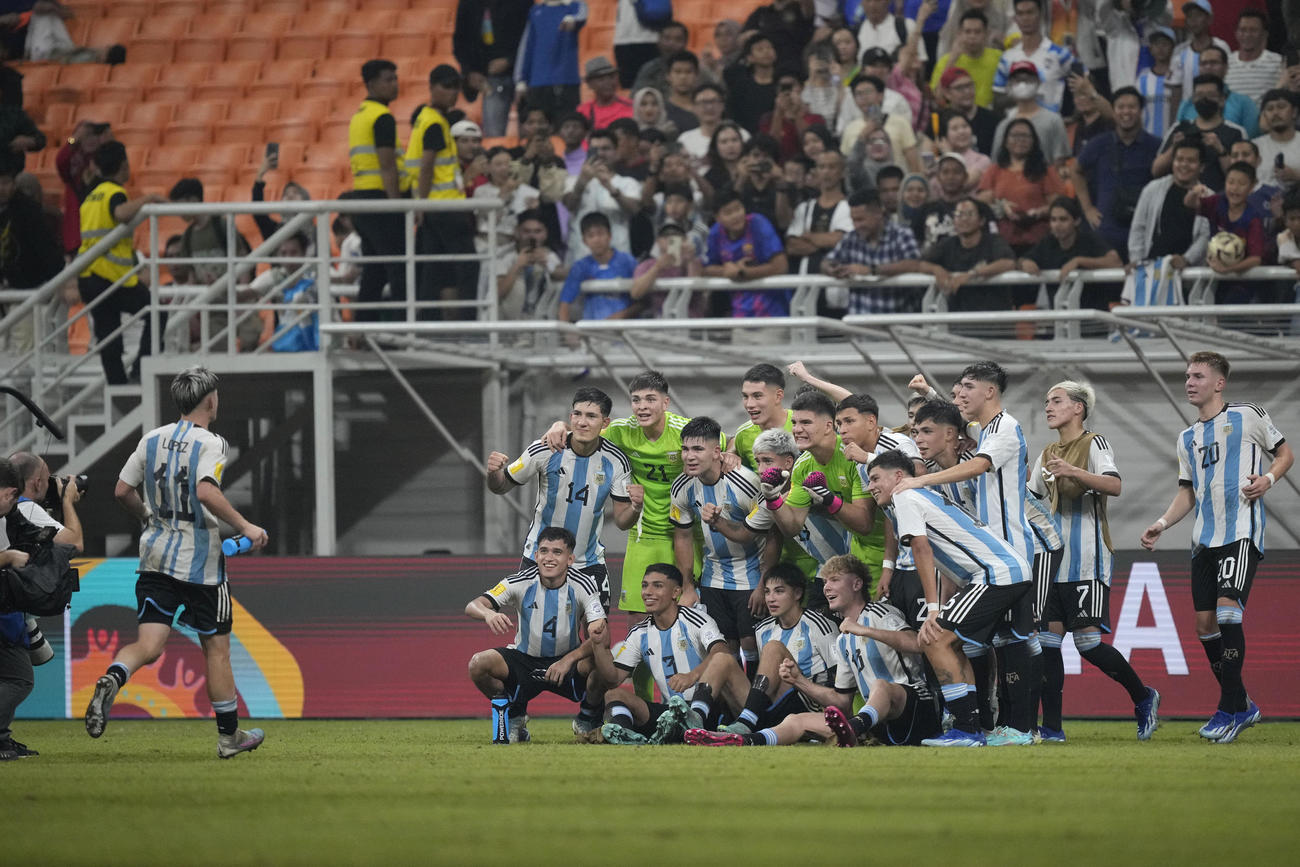 U－17W杯　ブラジルを破って4強進出を決めたアルゼンチンの選手たち（AP）