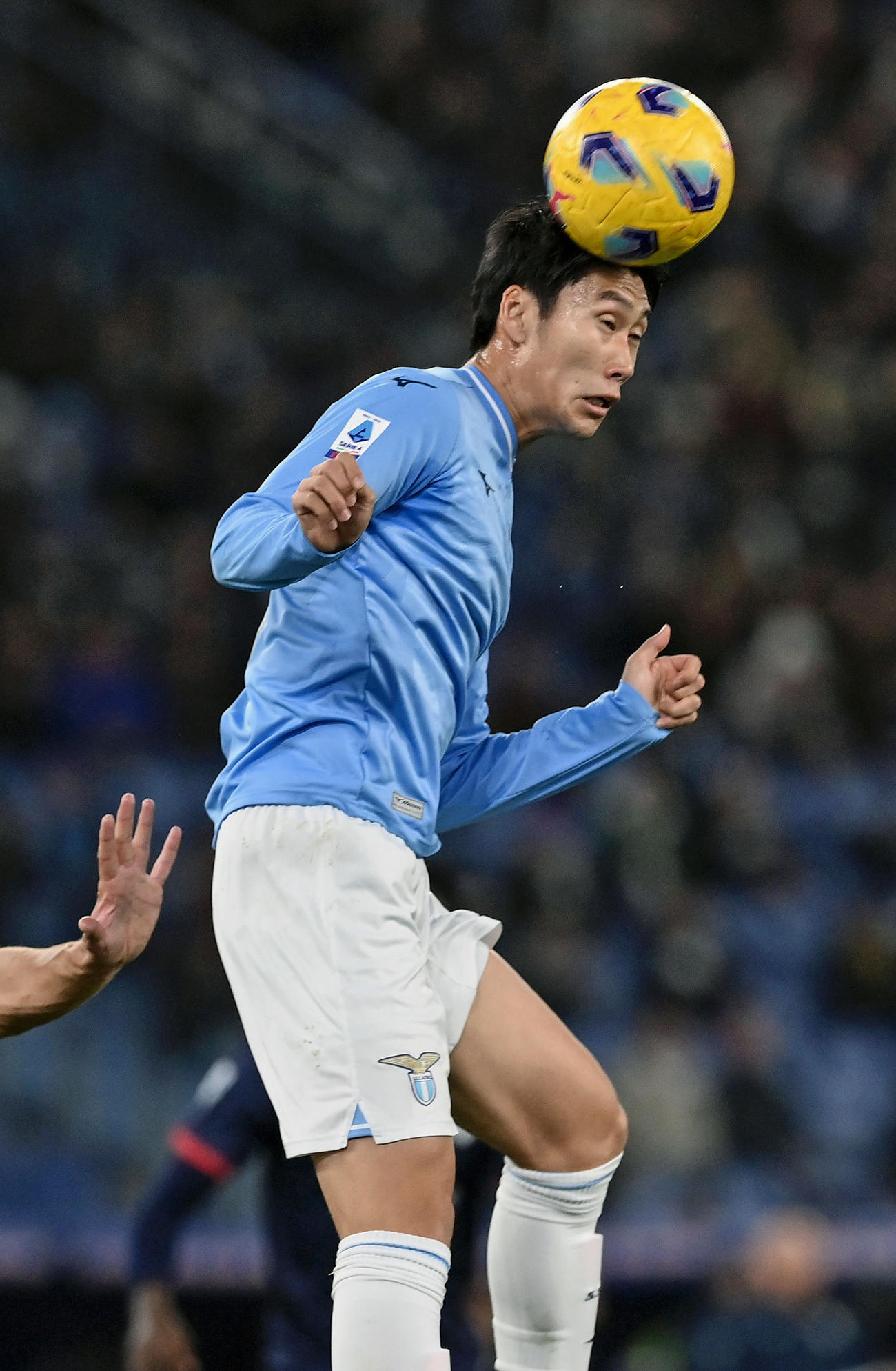 カリャリ戦の後半、ヘディングするラツィオの鎌田（共同）